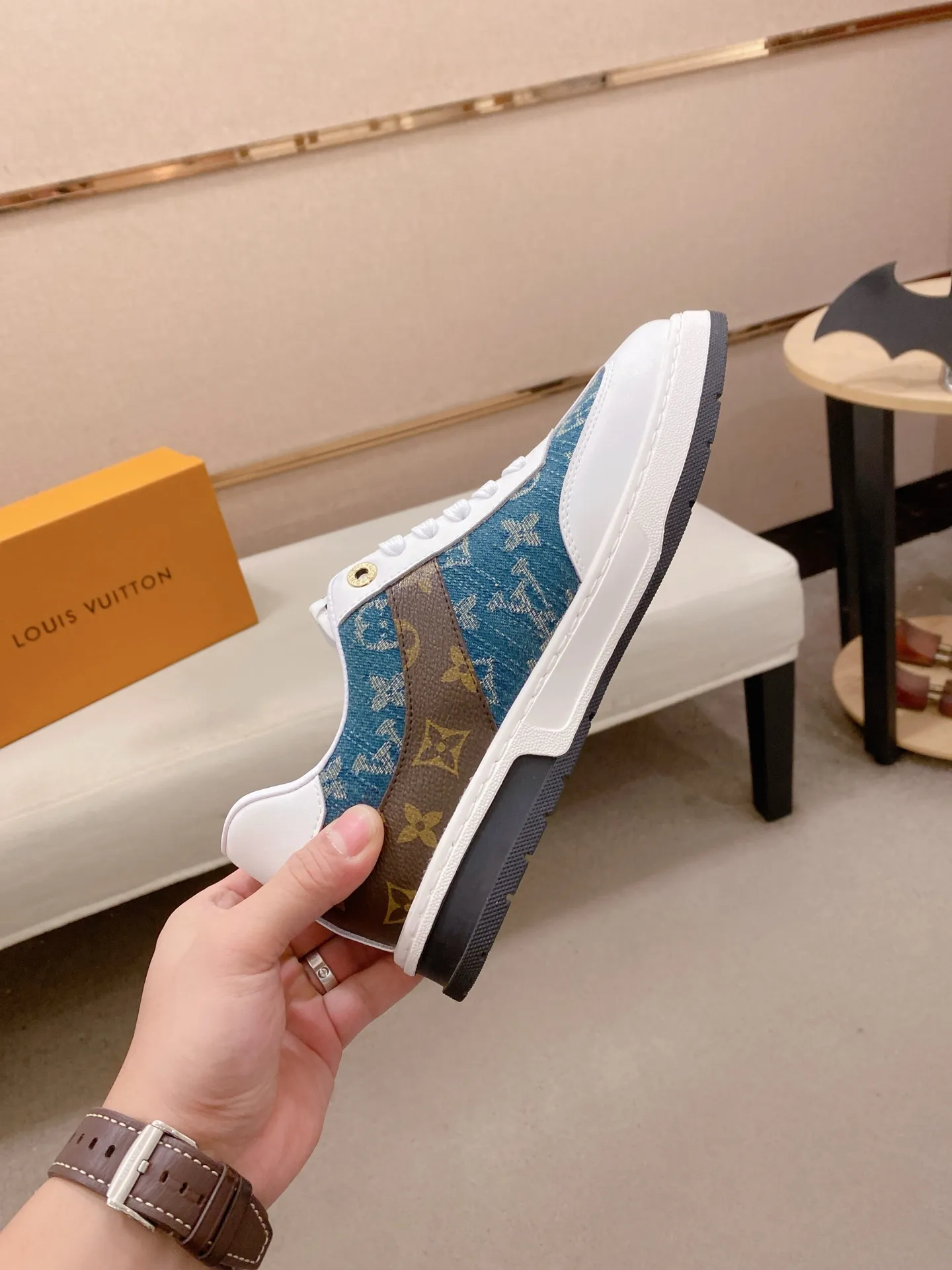 Factory price: 400 men's shoes💰🇮🇹🇮🇹LV Louis Vuitton. The latest fashionable casual shoes are popular in physical stores. New spring and summer comfortable imported custom original cowhide, unique jacquard fabric element design. With sheepskin lining, Lv original bottom, [sun][sun] high-end packaging and high quality💪Details determine the quality, you can enter and exit the counter at will, welcome to compare🇮🇹Size 38-44